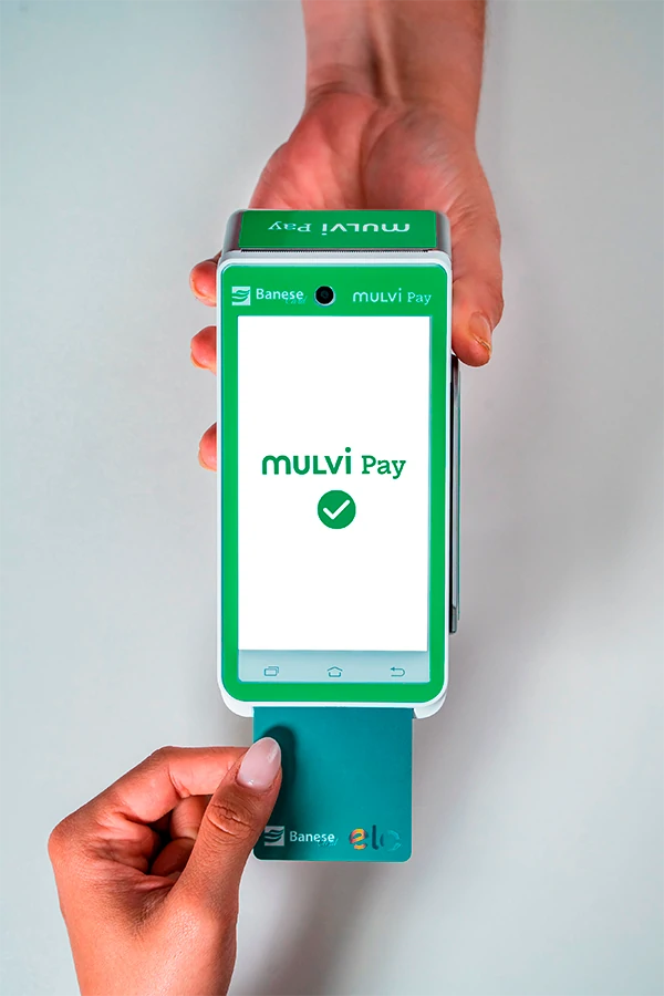 Inserindo cartão banesecard na maquininha mulvipay